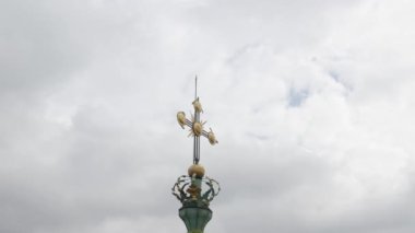 Lviv Ukrayna 'daki Latin Katedrali' nin hava aracı görüntüsü, bulutlu arka plan.