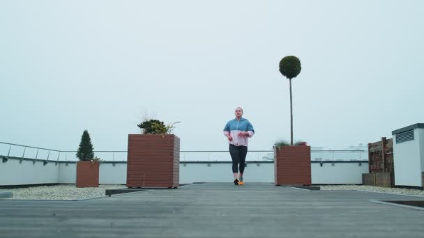 Esporte mulher correndo fazendo exercício cardio ao ar livre, fitness, perda de peso, queima de gordura — Vídeo de Stock