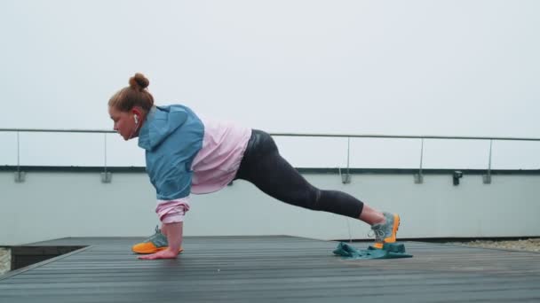 Γυμναστήριο κορίτσι κάνοντας προπόνηση καρδιο ασκήσεις σε εξωτερικούς χώρους, απώλεια βάρους, καύση λίπους — Αρχείο Βίντεο