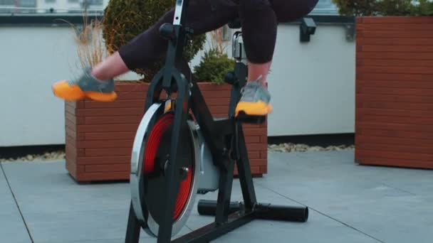 Femme effectue entraînement d'endurance aérobie entraînement cardio routine sur les simulateurs, cycle d'entraînement — Video