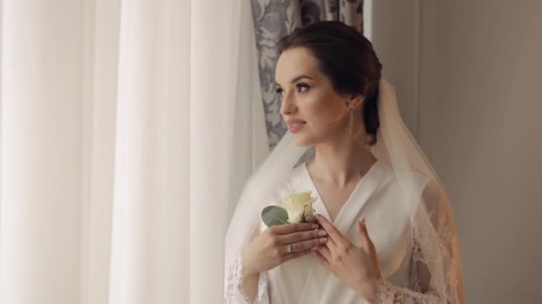 Härlig brud i bröllop lyx boudoir klänning, nattlinne med bröllop bukett för brudgummen i händerna — Stockvideo