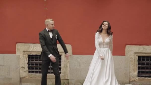 Newlyweds, lovely wedding caucasian bride and groom dancing trendy dance celebrating in city street — 图库视频影像