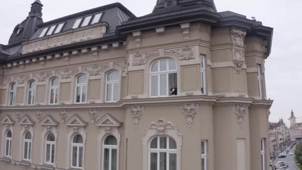 Luftaufnahme von stilvollen Bräutigam bleiben am Fenster zu Hause bereitet sich vor dem Datum oder Treffen mit der Braut — Stockvideo