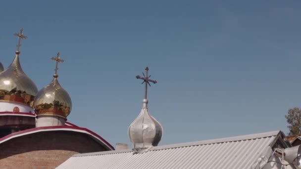 Kupol av kyrkan, Flygfoto, Traditionell gammal kyrka i Ukraina liten by, Blå himmel bakgrund — Stockvideo