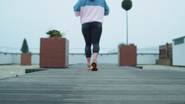 Спортивна жінка бігає роблячи кардіо вправи на відкритому повітрі, фітнес, втрата ваги, спалювання жиру — стокове відео