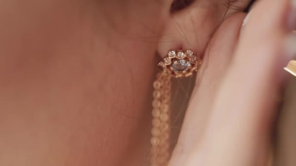 신부 들러리의 클로즈업 매크로 샷 골든 귀걸이, 결혼식 준비 — 비디오
