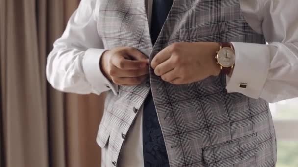 Jaqueta de botão com as mãos de perto, homem de terno prende botões em sua jaqueta se preparando para sair — Vídeo de Stock