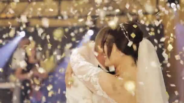 Kaukasische Braut, Bräutigam tanzt zuerst auf der Hochzeitsfeier, Frischvermählte umarmen sich, Konfetti fällt — Stockvideo