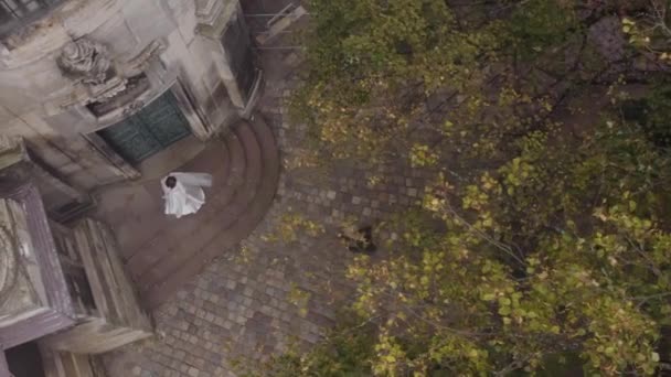 Прекрасные молодожены кавказская невеста и жених с букетом в парке, свадебная пара первая встреча — стоковое видео