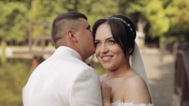 Yeni evliler, beyaz damat, yürüyen, kucaklaşan, parkta kucaklaşan, aşık düğün çifti.