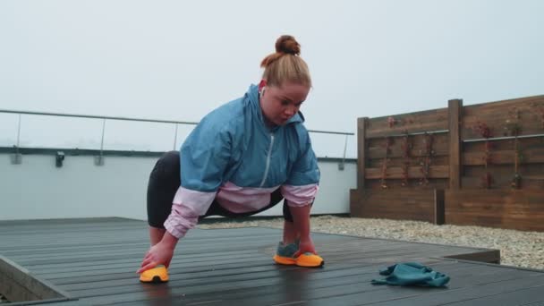 Apto menina fazendo exercícios de treino cardio exercícios ao ar livre agachamentos ioga alongamento exercício no telhado — Vídeo de Stock