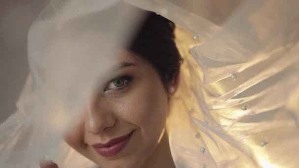 Mireasa în rochie de boudoir sub văl și într-o haină de mătase, pregătirile de dimineață de nuntă înainte de ceremonie — Videoclip de stoc
