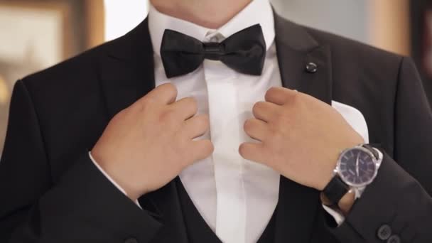 Jóképű vőlegény üzletember szürke dzsekiben a fodrászatban, fehér ing fekete nyakkendővel. — Stock videók