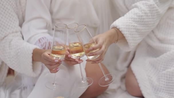 結婚式花嫁でboudoirドレスに座って朝の庭で飲むシャンパン女性で夜のガウンベール — ストック動画