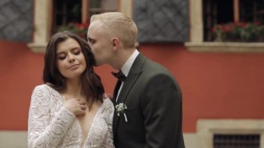 Yeni evliler, beyaz damat, yürüyen, kucaklayan, şehirde kucaklayan, aşık düğün çifti.