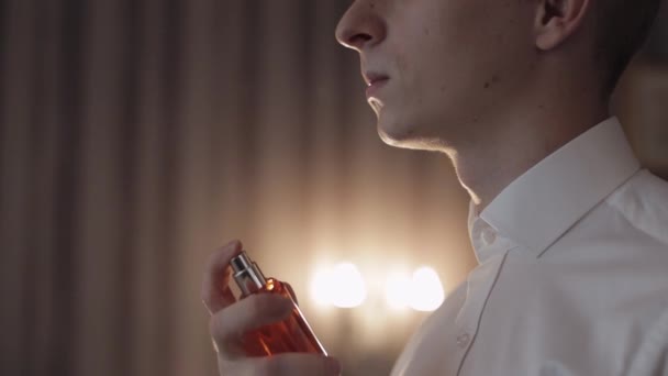 Groom divide perfume ou desodorizante em si mesmo, dia do casamento, câmera lenta, homem de negócios bem vestido — Vídeo de Stock