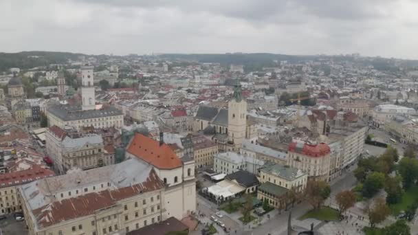 Drone aéreo de vídeo da cidade europeia Lviv, Ucrânia, Praça Rynok, Câmara Municipal Central, Catedral Latina — Vídeo de Stock