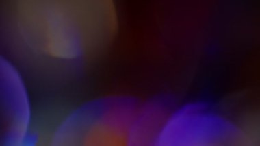 Çok renkli ışık siyah zemin üzerine 4k 'lık görüntü sızdırıyor, görüntü stilize ediliyor, geçişler, Bokeh etkisi