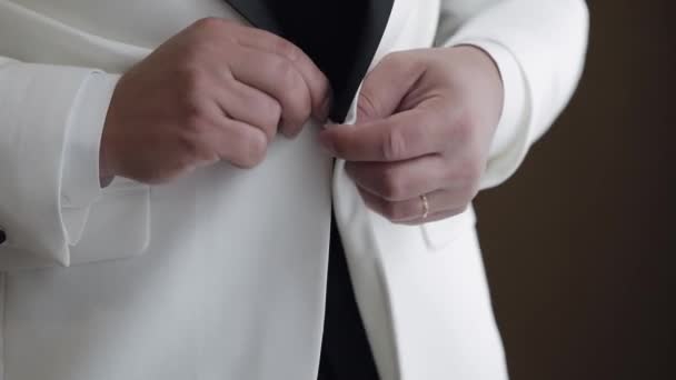 Jaket kancing pengantin pria, pria berjas kencangkan kancing di jaketnya bersiap-siap untuk pergi keluar — Stok Video