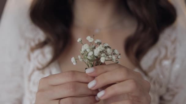 Close-up of beautiful lovely stylish smiling bride girl looking at gypsophila flower bouquet at home — Vídeo de Stock