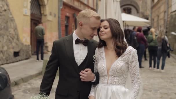 Friss házasok, fehér vőlegény menyasszony séta, ölelés, ölelés a városban, esküvő pár szerelmes — Stock videók