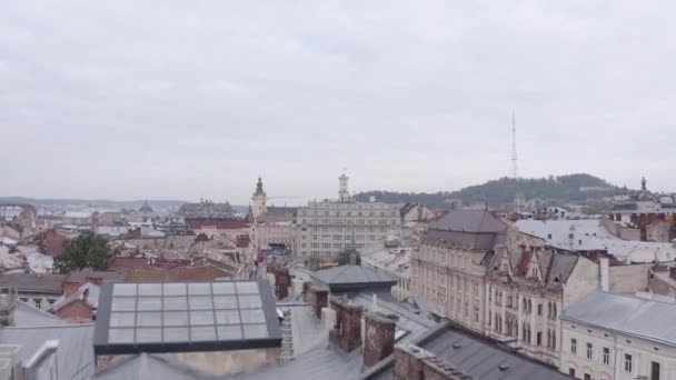 Filmagem aérea do drone da cidade européia Lviv, Ucrânia, voo acima da parte antiga popular da cidade velha — Vídeo de Stock