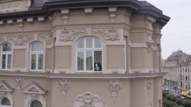 Havadan bakan şık damat manzarası. Evde pencerenin önünde kal. Randevu veya gelinle buluşmadan önce hazırlan.