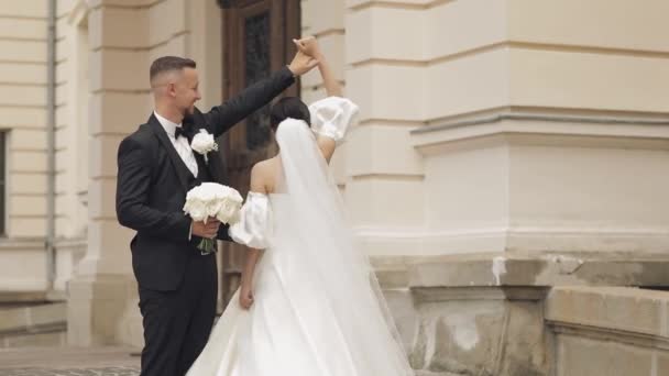 Newlyweds portrait, caucasian groom bride walking, embracing, hugs near old castle, wedding couple — Vídeo de Stock