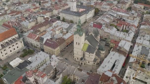 Aerial drone video panorama of Latin Cathedral in city Lviv, Ukraine, flight above roofs, streets — Stock video