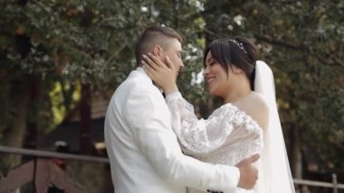 Yeni evliler, beyaz damat, yürüyen, kucaklaşan, parkta kucaklaşan, aşık düğün çifti.