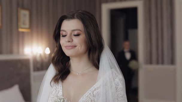 Jungvermählte junge kaukasische Braut und Bräutigam treffen sich zum ersten Mal am Hochzeitstag und geben sich drinnen einen Kuss — Stockvideo