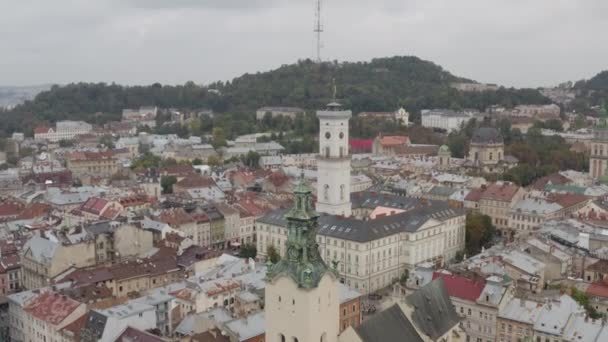 Drone aéreo de vídeo da cidade europeia Lviv, Ucrânia, Rynok Square, Câmara Municipal Central, Igreja Dominicana — Vídeo de Stock