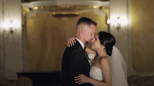 Newlyweds portrait, caucasian groom bride walking, embracing, hugs in large room, wedding couple — Stockvideo