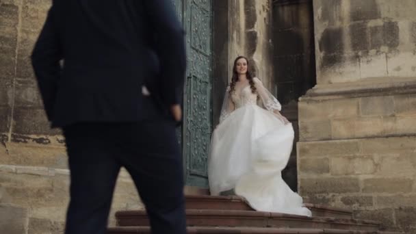 Newlyweds, caucasian groom with bride walking, embracing, hugs on the city street, wedding couple — Vídeo de Stock