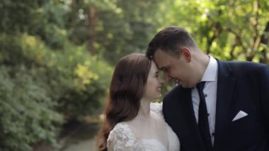 Yeni evliler, beyaz damat, yürüyen, kucaklaşan, parkta sarılan, düğün çifti.