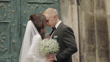 Yeni evliler, beyaz damat, yürüyen, kucaklayan, şehirde kucaklayan, aşık düğün çifti.