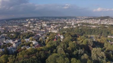 Avrupa Şehri Lviv, Ukrayna, Rynok Meydanı, Merkez Şehir Salonu, Dominik Kilisesi 'nin insansız hava aracı videosu
