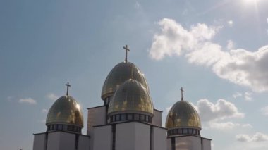Kilise kubbesi, hava manzarası, Lviv, Ukrayna 'daki geleneksel eski kilise, bulutlu bir arka plan.