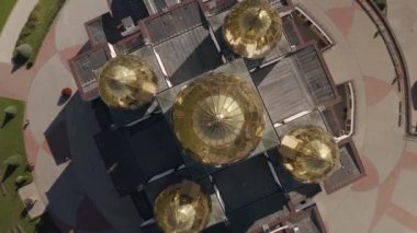 Kilise kubbesi, hava manzarası, Lviv, Ukrayna 'daki geleneksel eski kilise, bulutlu mavi gökyüzü.