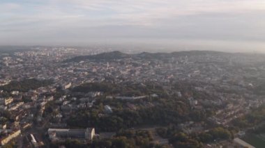 Avrupa Şehri Lviv, Ukrayna, Rynok Meydanı, Merkez Şehir Salonu, Dominik Kilisesi 'nin insansız hava aracı videosu