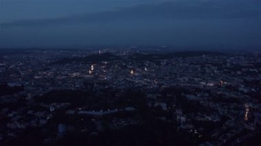 Avrupa Şehri Lviv, Ukrayna, Rynok Meydanı, Central Town Hall 'un Gece Hava Aracı Videosu