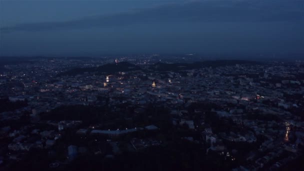 Vídeo del avión no tripulado aéreo nocturno de la ciudad europea Lviv, Ucrania, Plaza Rynok, Ayuntamiento central — Vídeo de stock