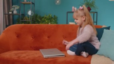 Küçük liseli kız dizüstü bilgisayar kullanıyor evde tek başına online eğitim dersleri alıyor.