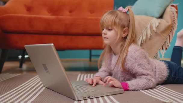 Ragazza allegra scuola uso computer portatile imparare a leggere lezioni di educazione online da solo a casa — Video Stock