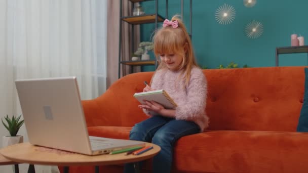 Éducation en ligne à l'ordinateur portable de la petite fille à la maison classe virtuelle, e-learning à distance moderne — Video