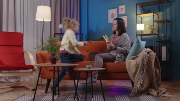 Barn unge dotter visar mamma smartphone med goda nyheter framgång vinna lycka hemma — Stockvideo