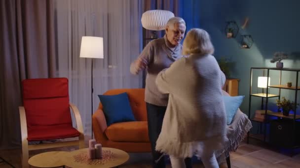 Feliz pareja de personas mayores bailando en casa relajándose divirtiéndose con música moderna sonriendo en casa — Vídeos de Stock