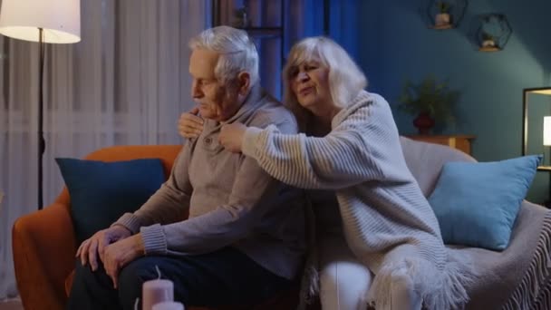 愤怒的成熟祖父母夫妇晚间在家里沙发上争吵、危机、冲突的画像 — 图库视频影像
