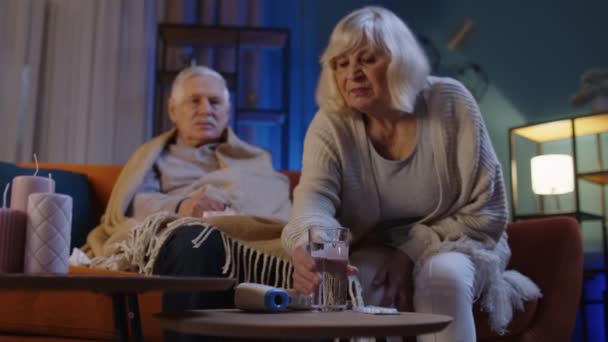Старшая пара дедушка бабушка дома во время covid19 коронавируса принимать таблетки питьевой воды — стоковое видео