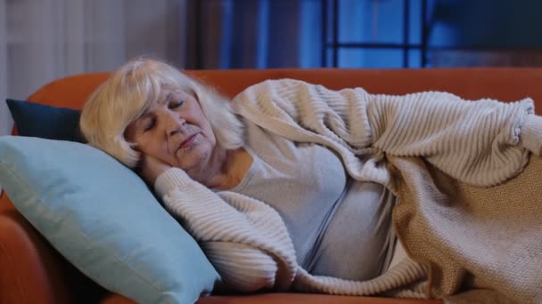 Испуганная уставшая пожилая женщина просыпается от плохого кошмара в спальне дома, стресса нервозность — стоковое видео